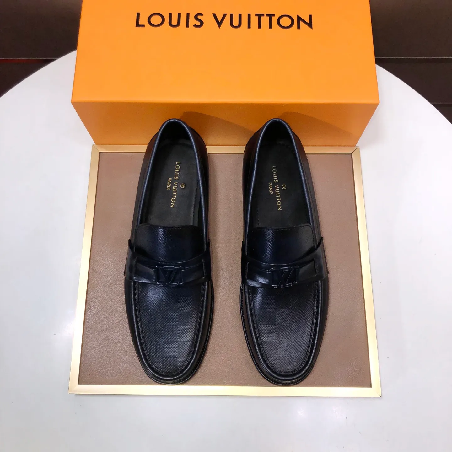 Men's men's shoes💰540💰[LV] (original single cowhide lining)🍀LV's latest genuine leather business suit shoes are available on the official website at the same time. The first-layer cowhide imported from Italy is made of heavy gold, and the official website has a 1:1 rubber outsole. Versatile to wear, high-end without losing class, and the color combination is extraordinary. This four-season style is alluring when worn on your feet, showing off your big-name flair. Standard code 38-45 (45 customized)